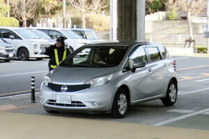 倉敷市民会館で駐車場警備を行う女性警備員