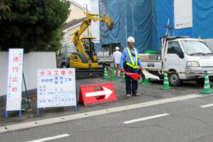 岡山市北区でガス工事の交通誘導を行う警備員